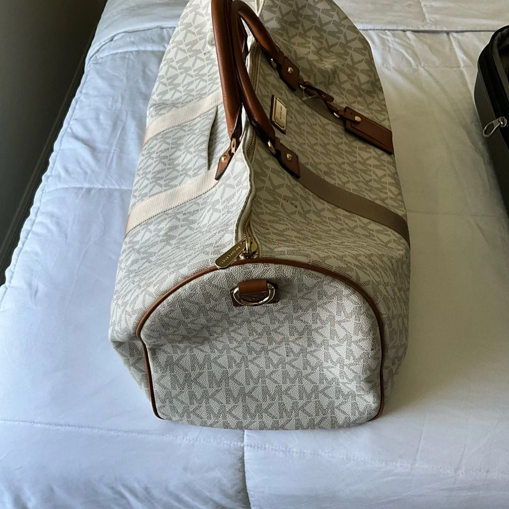 Michael Kors’s white duffel bag - Picture 7 of 7